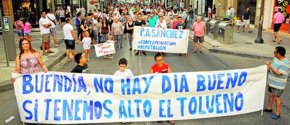 La pancarta de cabecera que ofendió ayer al alcalde y que le motivó a no sumarse a la manifestación de Aire Limpio. 