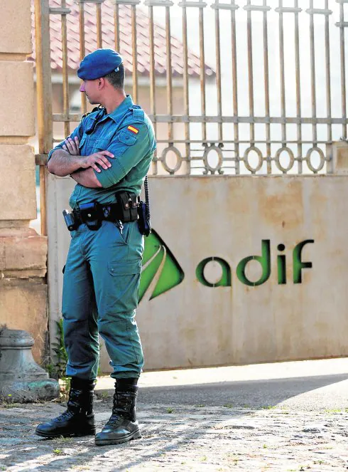 Un guardia civil, durante un registro en unas instalaciones de Adif.
