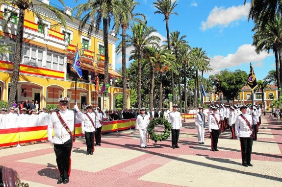 Formación de guiones durante el acto de homenaje a los que dieron su vida por España, durante la parada militar celebrada en el Patio de Armas del Arsenal.