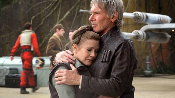 Carrie Fisher junto a Harrison Ford en un fotograma de la última película de la existosa saga. 