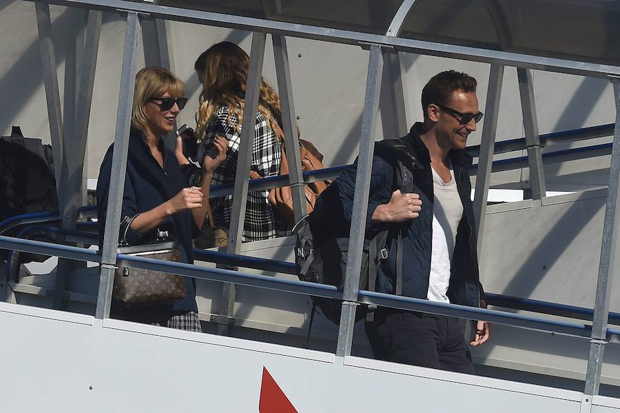 Tom Hiddleston y Taylor Swift en un aeropuerto de Asutralia. 