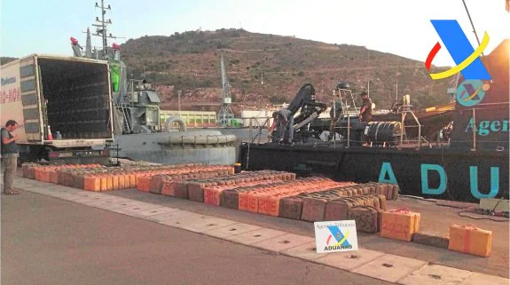 Decenas de fardos de hachís, incautados en el velero, en el puerto de Cartagena para su recuento. 