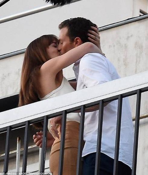 Dakota Johnson y Jamie Dornan en una imagen del rodaje. 