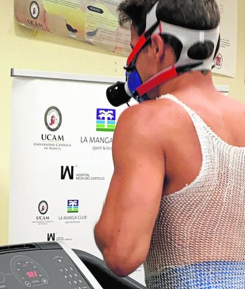 Un futbolista, durante un chequeo médico. 