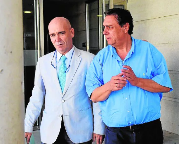 El exalcalde José Luis López Ayala, a la derecha, junto al letrado Mariano Bo, tras una comparecencia en el juzgado.