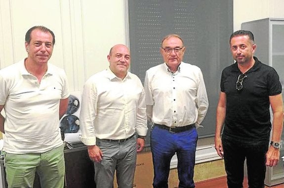 El alcalde (c) junto a David Abram, presidente de G'S.