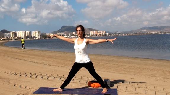 Marisa nos enseña la postura de 'virabhadrasana'