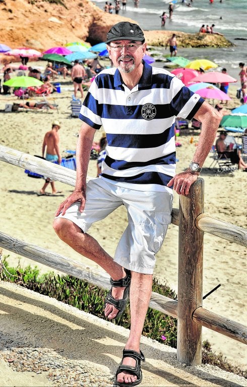 Pedro Flores, cerca de su casa de veraneo en La Torre de la Horadada. 