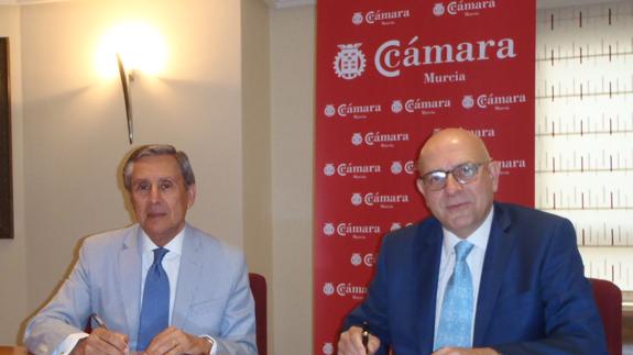 Salvador Huertas, presidente de la Corte de Arbitraje de Murcia, y Pedro Martínez Pertusa, decano del Colegio de Notarios e integrante de la Corte. 