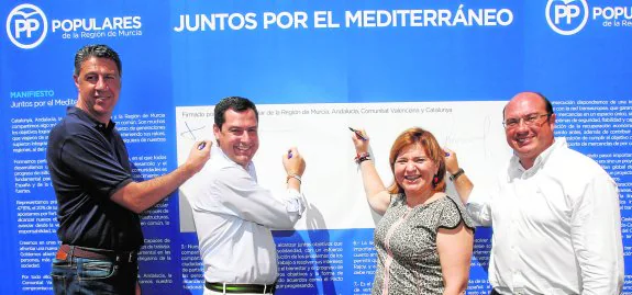 García Albiol, Moreno, Bonig y Sánchez firman en un panel con el texto del manifiesto de la cumbre de Cartagena.