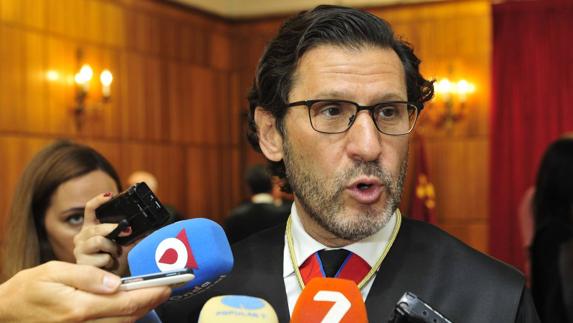 Del Riquelme atiende a los medios en el Palacio de Justicia de Murcia, este miércoles. 