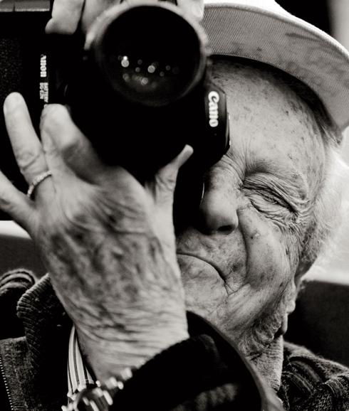 El fotógrafo posa con su cámara, en la exposición 'Los mitos de Cano'.