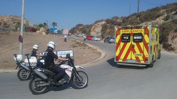 Imagen de la ambulancia que acudió a prestar asistencia al fallecido.