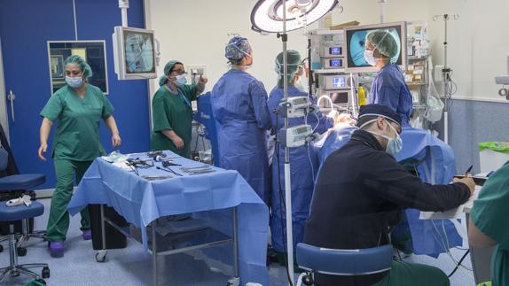 Intervención quirúrgica en el hospital Santa Lucía de Cartagena. 