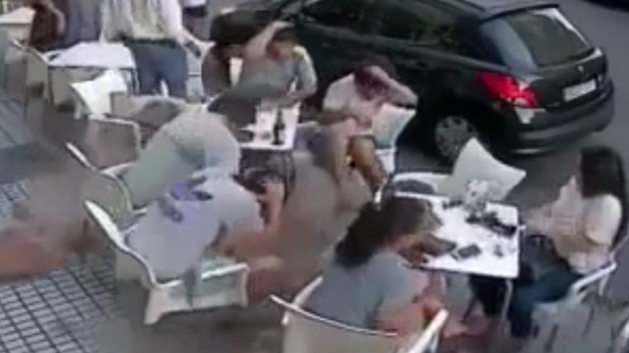 Captura del momento en que caen los escombros