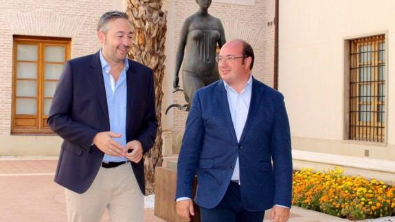 Víctor Martínez y Pedro Antonio Sánchez, este jueves, en San Esteban. 