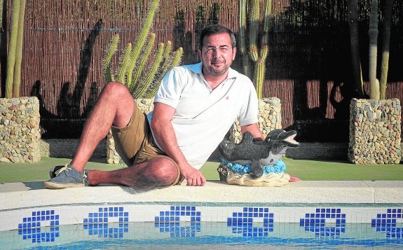 Fermín Guerrero, en el borde de la piscina de la casa de unos amigos. 