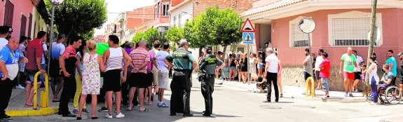 Decenas de vecinos del Barrio del Carmen y familiares de la matriarca del clan, Brígida Salgado, ayer, agolpados en la avenida de Colón, donde se produjo el accidente mortal. 
