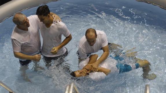 Dos miembros de la comunidad de testigos de Jehová son bautizados en Murcia. 