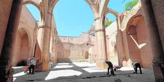 Operarios realizando prospecciones arqueológicas previas a la recuperación de la iglesia de Santa María en la nave central del monumento.