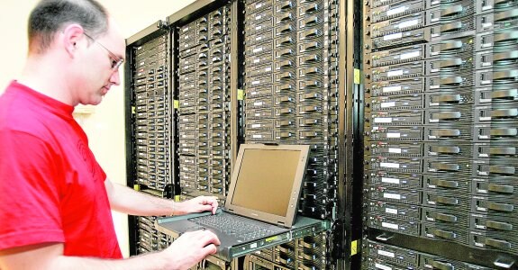 Un ingeniero informático supervisa un servidor de 'cloud computing' de Arsys. 