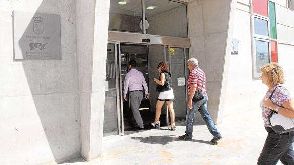 Desempleados entrando a una oficina del SEF en Cartagena.