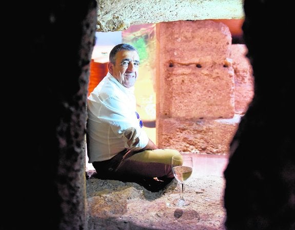 Julio Navarro, en el bar La Muralla Rincón de Pepe, en Murcia.  
