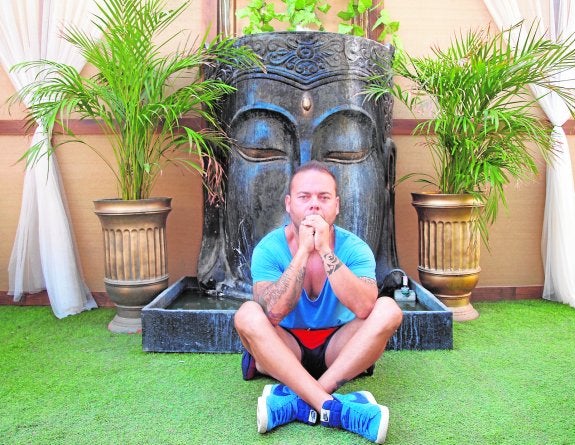 David Ibáñez en la terraza zen que ha creado en su bar Las Gredas Beach, en Bolnuevo.