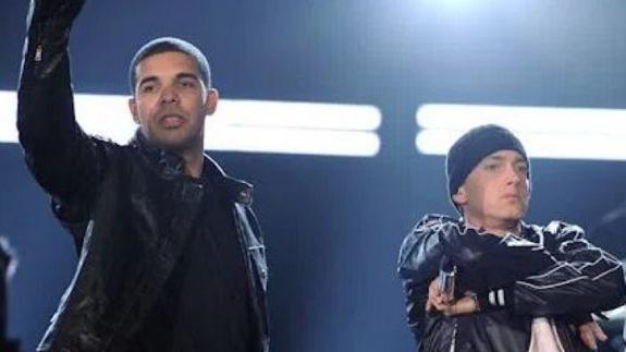 Eminem y Drake durante una actuación conjunta en 2009