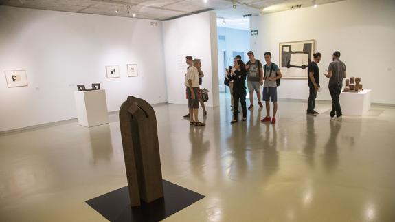 Varias obras de Chillida expuestas en el Muram. 