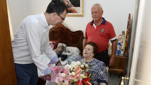 José Ballesta entrega un ramo de rosas a María Pino.