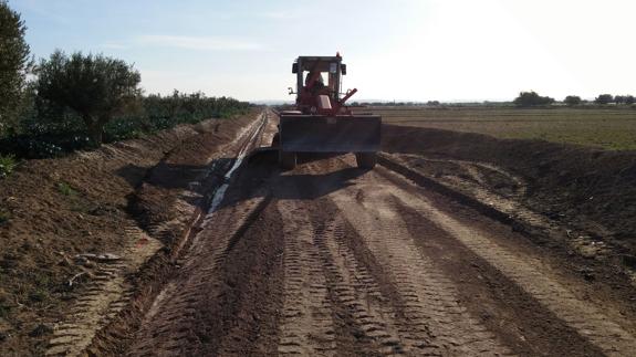 Un tractor lleva a cabo los correspondientes trabajos de movimiento de tierra en la zona de Fuente Álamo.