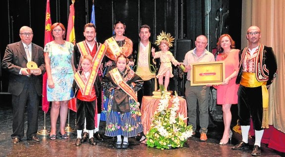 Vendimiadores y Bodegueros, junto a los premiados.