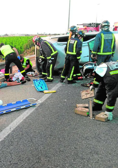 Sanitarios y bomberos atienden, ayer, a un herido; y, en la otra imagen, estado en el que quedó el coche.