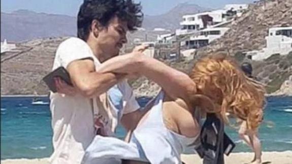 Egor agarra fuertemente a Lindsay Lohan del brazo.