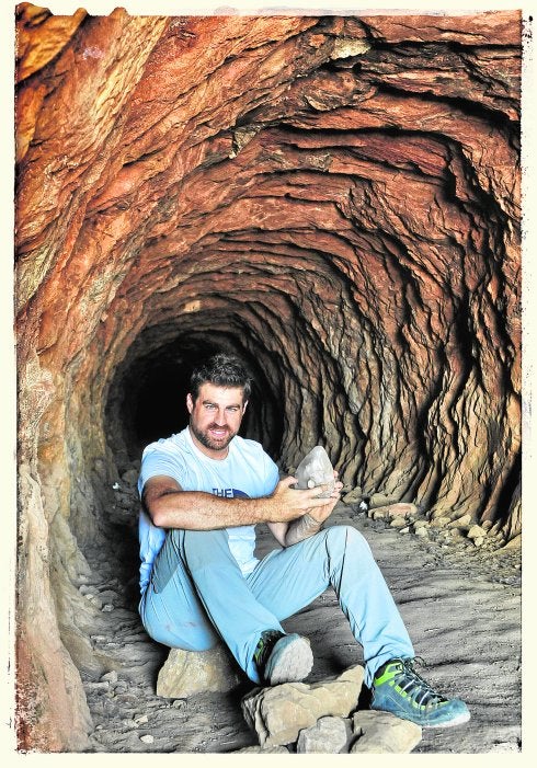 Ignacio Martín Lerma, portando un bifaz (hacha de piedra) del Paleolítico.