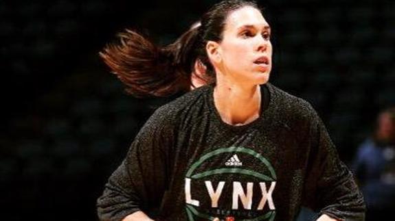 Anna Cruz, jugando para los Lynx de Minessota