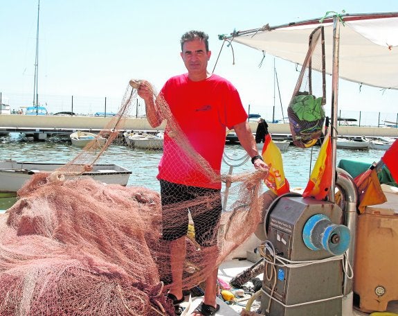 Francisco Javier Martínez 'El Largo' muestra las redes en su barco 'Yessica'. .