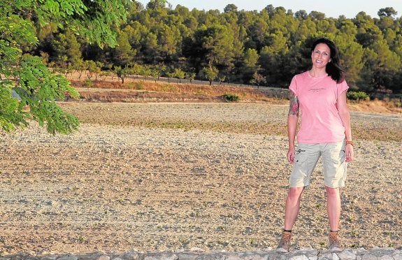 Laura Muñoz, en los viñedos que circundan la bodega que Casa Rojo está plantando en el paraje de La Raja, en Jumilla.