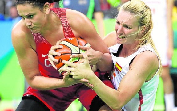 La murciana Laura Gil lucha con una rival en el encuentro ante Canadá. 