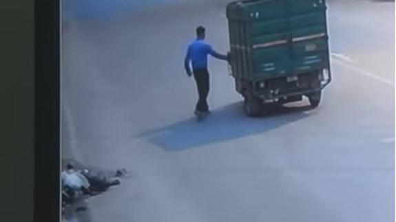 El autor del atropello en el momento en que decida abandonar a la víctima a su suerte, en el suelo a la izquierda de la imagen. 