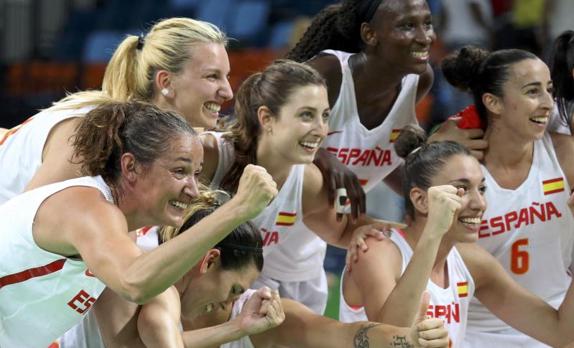 Laura Gil (segunda por la izquierda) celebra el triunfo junto a sus compañeras.