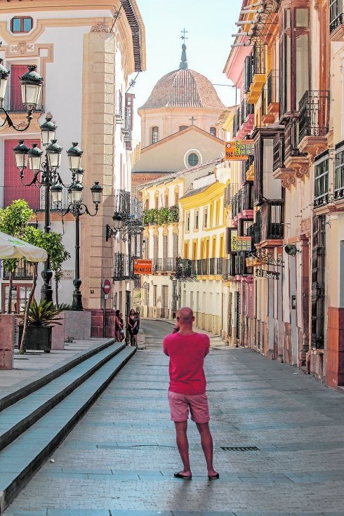 Un turista fotografía, en la plaza de España, una de las estampas más bellas del casco histórico.