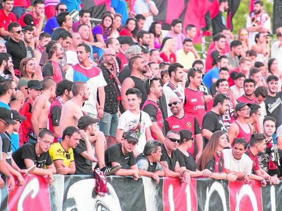 Aficionados del CAP Ciudad de Murcia animando su equipo, ayer en el Barnés.