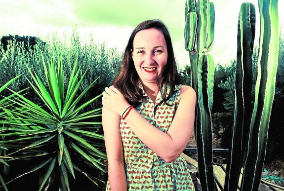 Marina Gómez, en la huerta que rodea su bar favorito, en la pedanía murciana de Santa Cruz. 