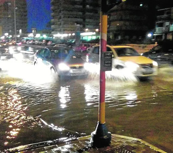 La Gran Vía de La Manga, inundada de aguas fecales, el sábado.