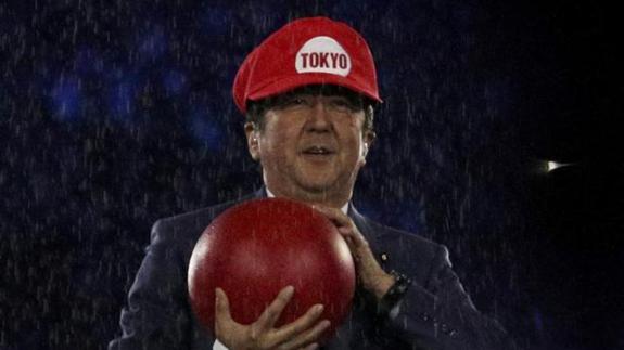 Primer ministro japonés con la gorra de Súper Mario.