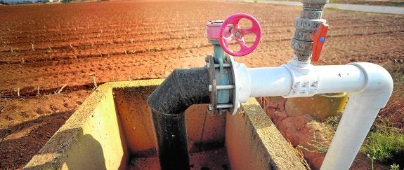 Conducciones de un pozo de agua en el Campo de Cartagena. Muchos han sido cerrados por orden de la CHS.