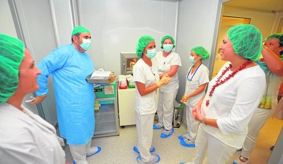 La consejera Guillén (derecha) en la sala blanca de farmacia del hospital Santa Lucía.