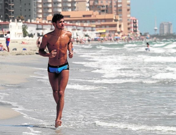 Ángel Martínez, echando una carrerita por la playa de su casa de La Manga. 